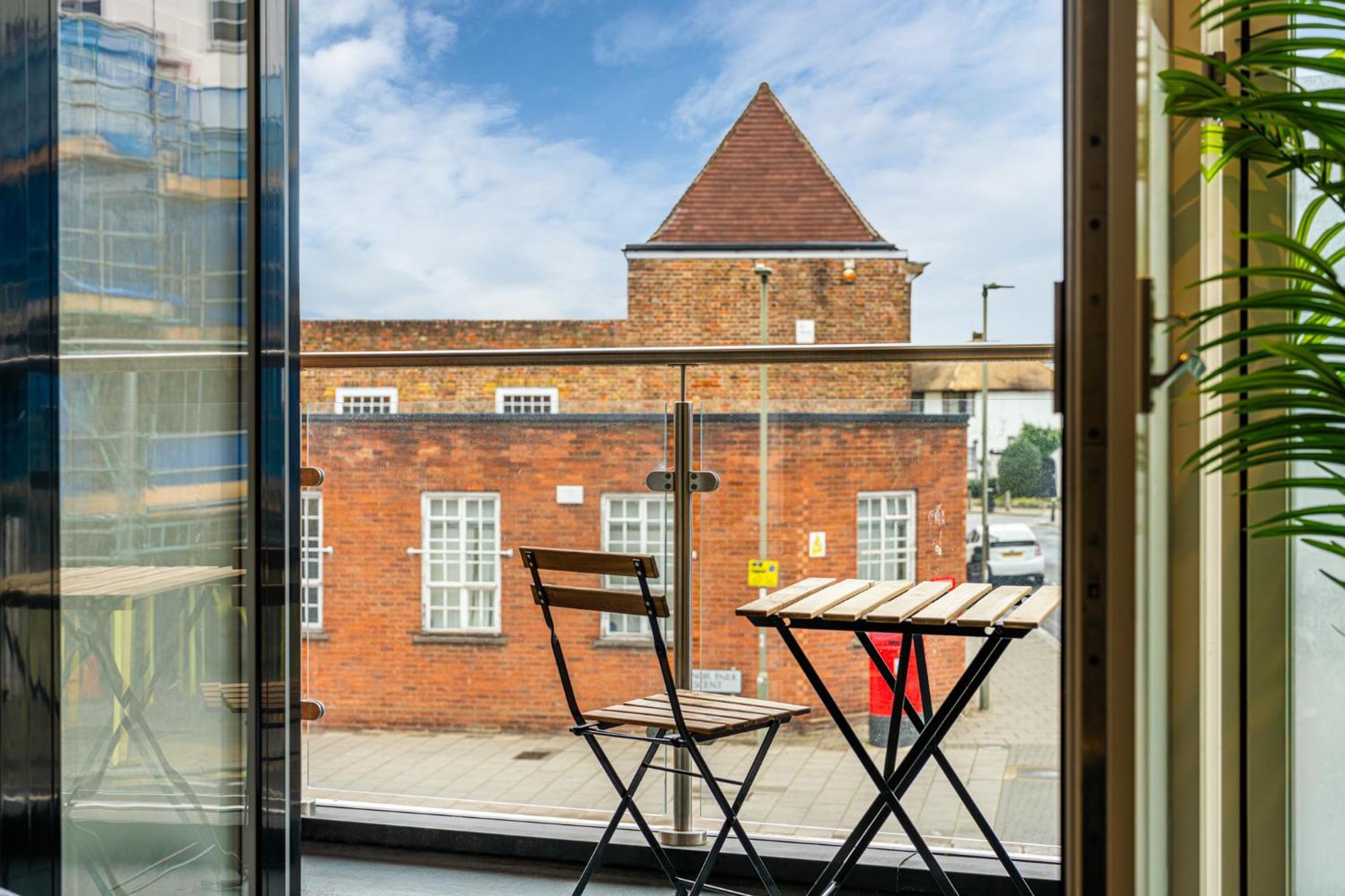 London Edgware Station Apartment Exterior photo